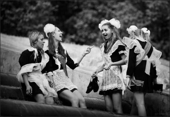 Что скрывалось за школьной формой выпускниц: фотографии повседневной жизни советских старшеклассниц