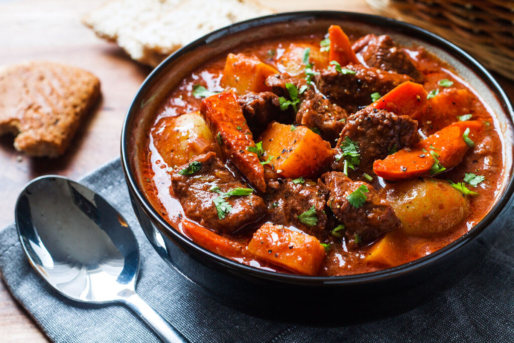 Делаем тушеное мясо мягче и ароматнее. Сначала слегка обжариваем, а потом добавляем бульон