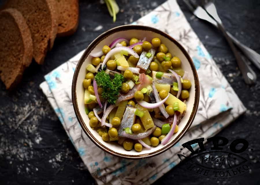 Селёдка с зелёным горошком &#8212; проверенная временем закуска. Для тех, кто не знает &#8212; рецепт с фото.