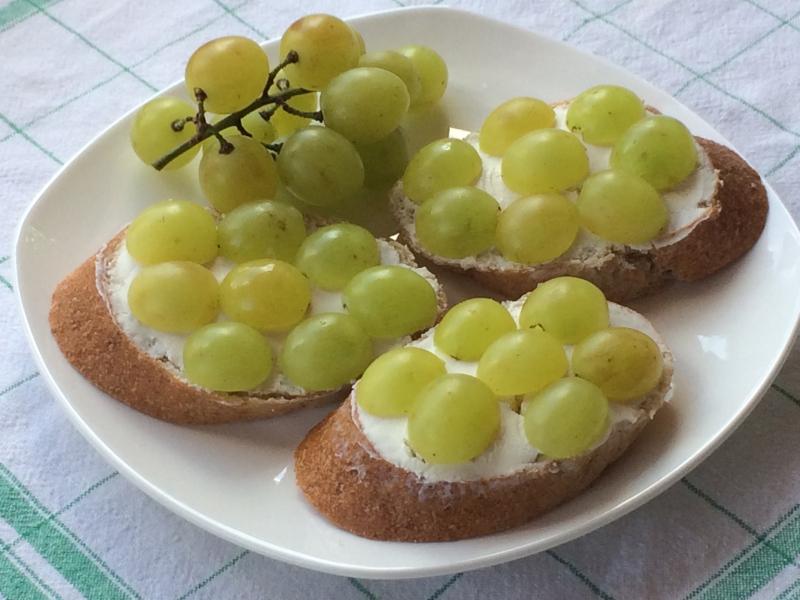 Бутерброды с сливочным сыром и виноградом