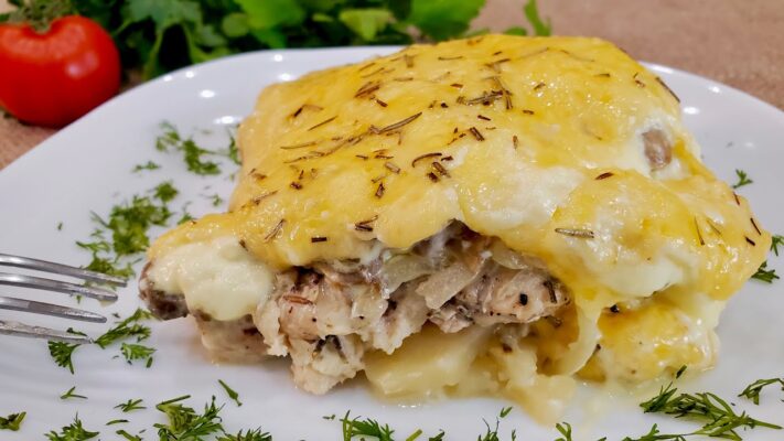 Картофельная запеканка с курицей и грибами на сковороде. Готовим обед или ужин