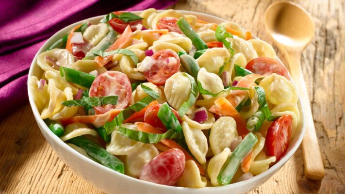 Макароны можно есть не только на второе, но и превратить в салат. Добавим заправку и станет как оливье