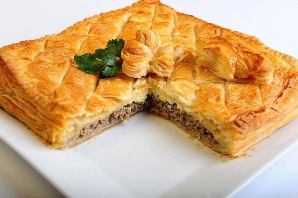 Слоеный пирог с картошкой и фаршем. Пирог из готового слоеного теста с начинкой