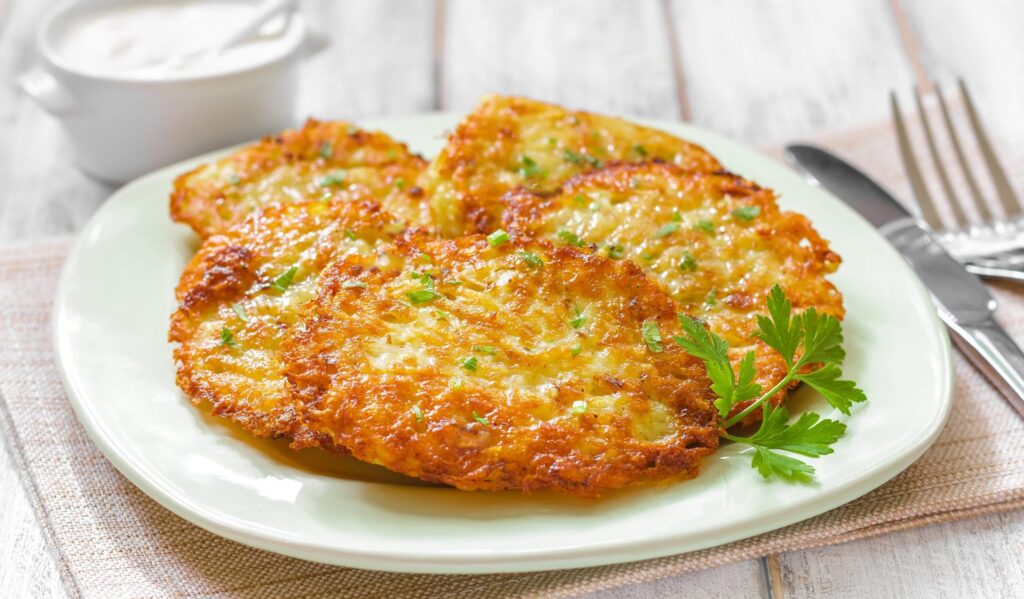 Картошка, сыр, мука — из дешевых и простых продуктов готовлю «гору» вкусных оладий
