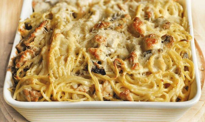 Макароны с курицей в сливочном соусе в духовке