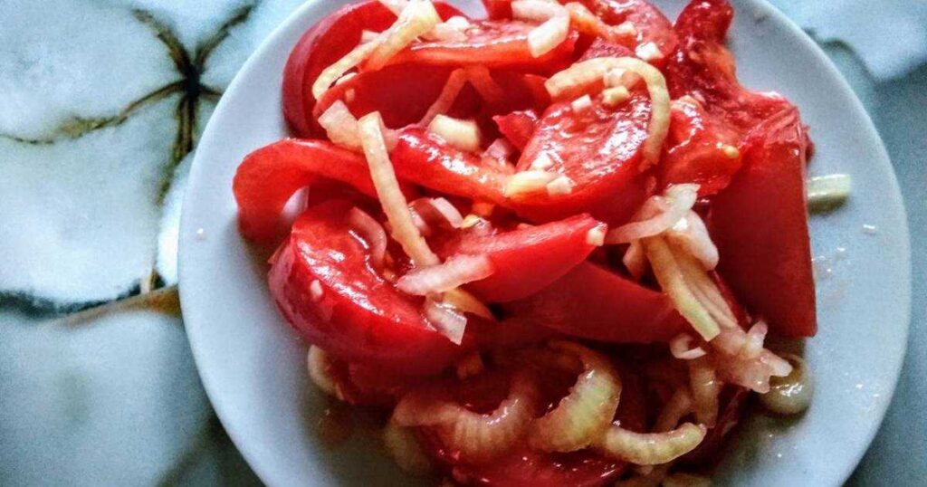 Острый салат из помидоров