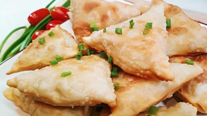 Беру два плавленных сырка, зеленый лук, муку и жарю 12 пирожков