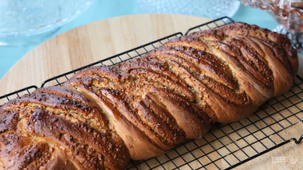 Пирог-плетенка из дрожжевого теста с корицей и орехами