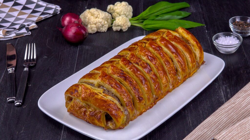 Рулет из слоеного теста с мясной начинкой