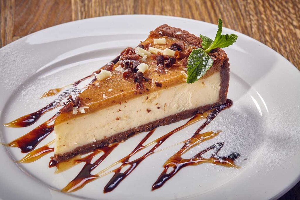 Фирменный десерт &#8212; чизкейк с карамельным сиропом и кусочками шоколада