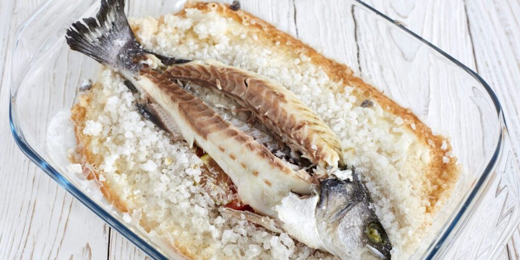 Простой способ приготовления очень сочной и вкусной рыбы в духовке (всего 4 ингредиента)