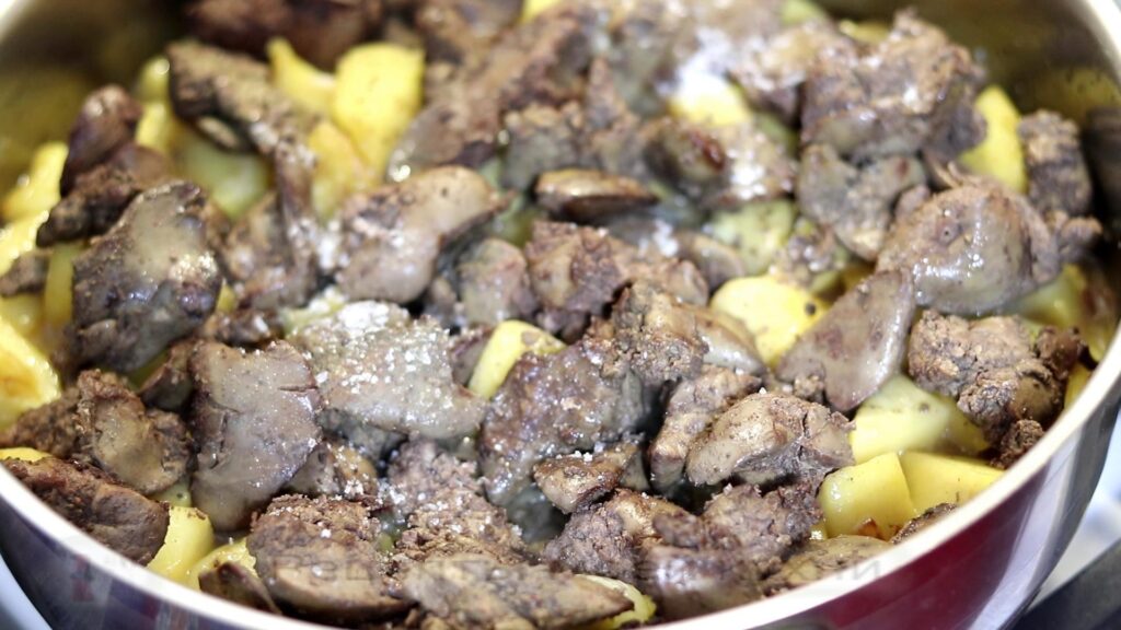 Как приготовить куриную печень на сковороде с луком и яблоком