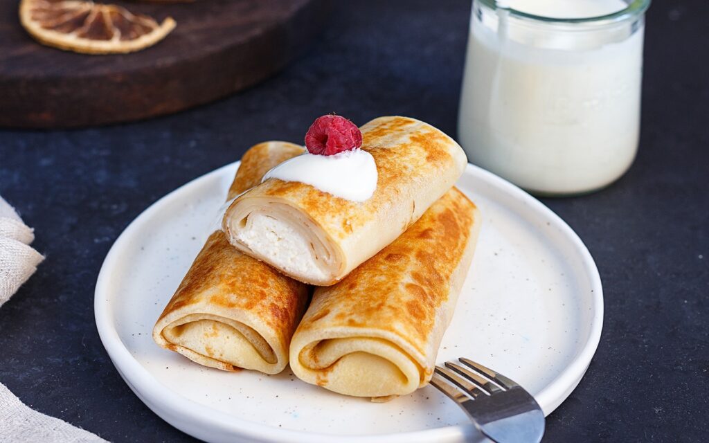 Топ-10 идей начинок для блинов с творогом: сладкие и соленые