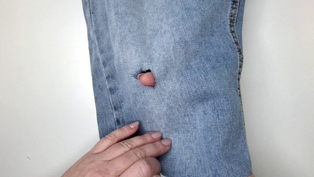 Дырку на джинсах не зашиваю, а обыгрываю так, что она становится украшением, а не заплаткой