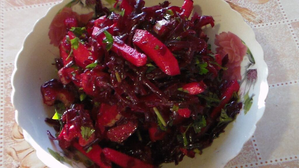 Беру 1 свеклу и пол банки фасоли. Простой салат на каждый день, стал частым &#171;гостем&#187; на нашем столе (рецепт)