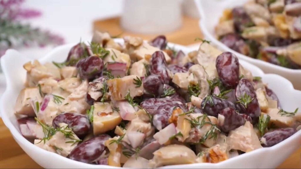 Салат с курицей и фасолью