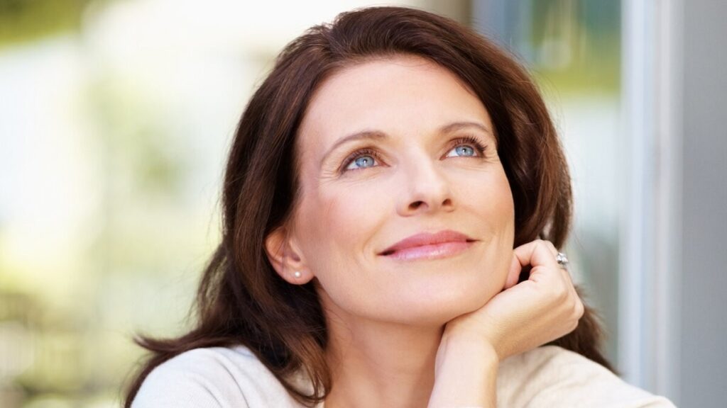 Женщины, которым уже за 45, перестаньте делать эти вещи, если не хотите увеличить свои МОРЩИНЫ! 3 вещи, от которых нужно срочно отказаться.