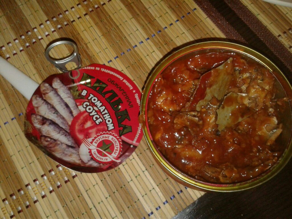 Купила в Магните кильку в томате по акции: варю борщ с килькой (рецепт 90-х годов)