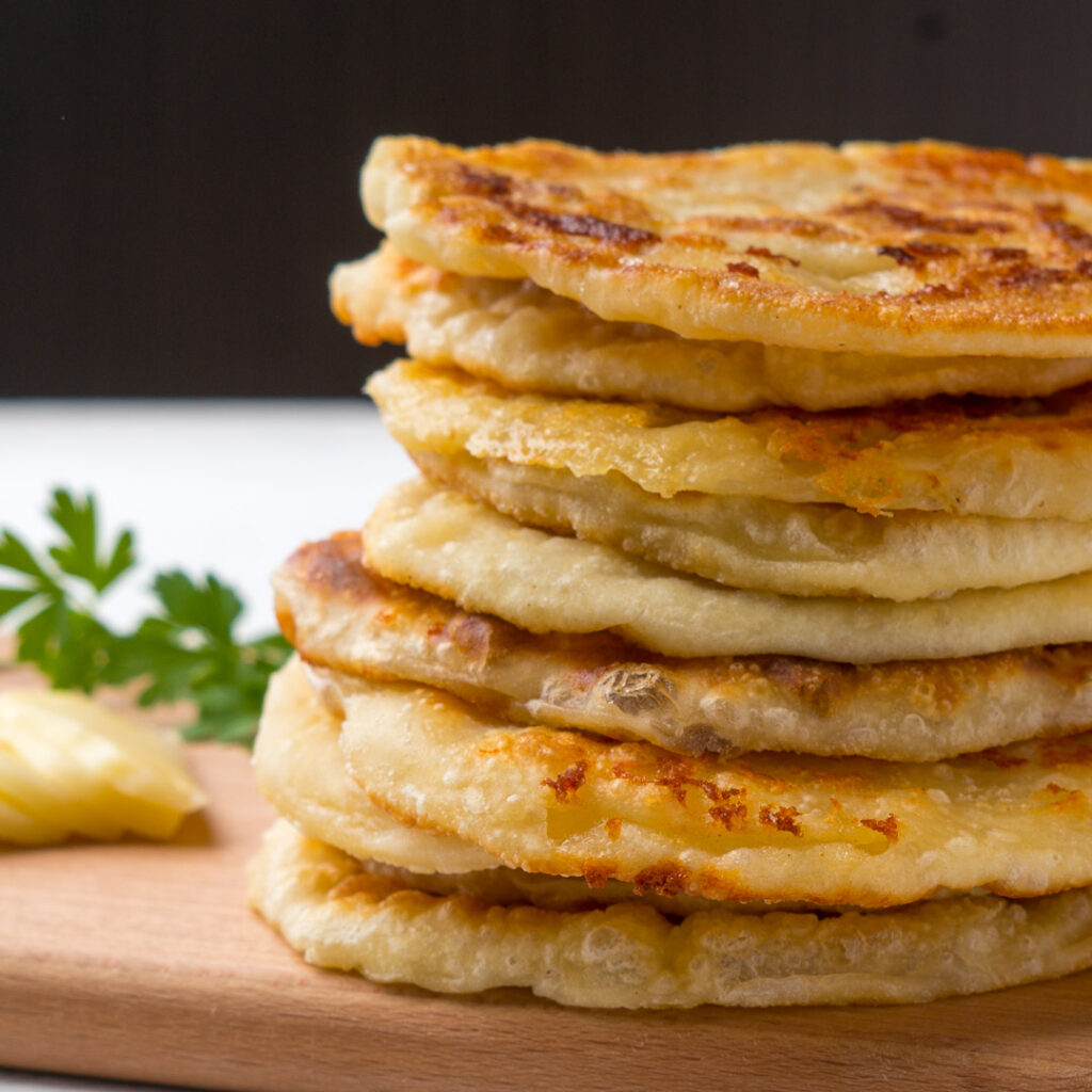 Превратили вареный картофель в выпечку: толчем в пюре, а затем запекаем в духовке