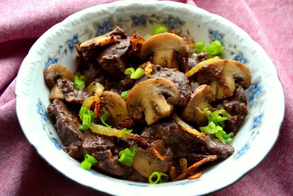 Куриная печень с овощами и грибами (интересный способ)