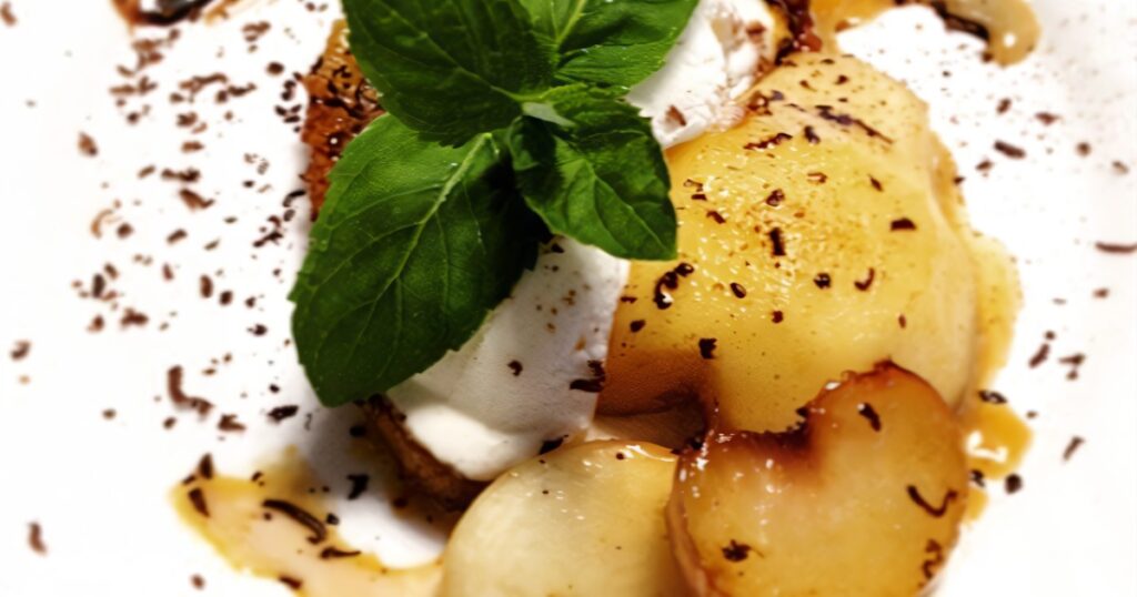 Фрукты фламбе с мороженым: как приготовить вкусный французский десерт