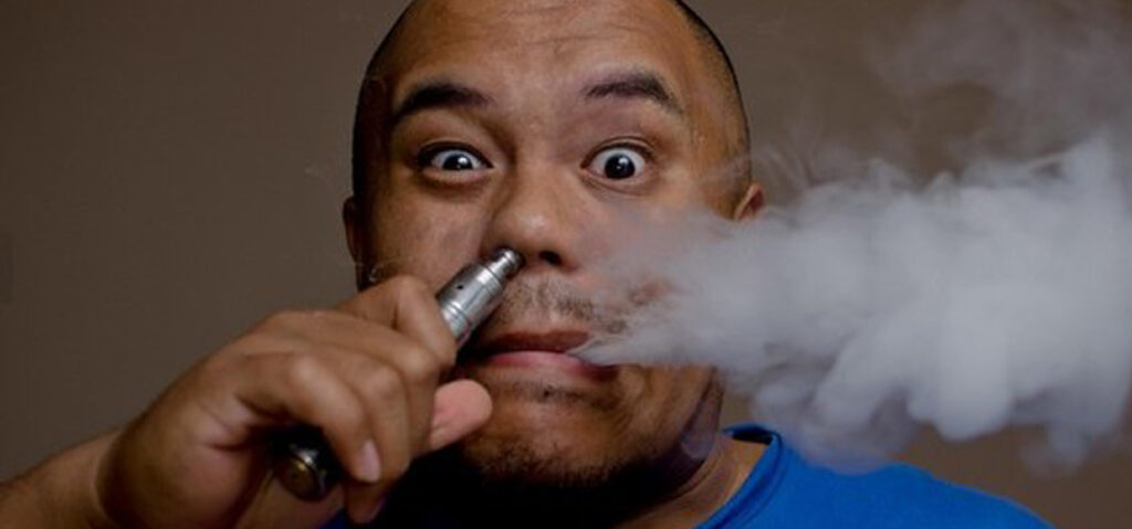 В вейпах найден химикат для травли клещей: чем грозит опасная жидкость