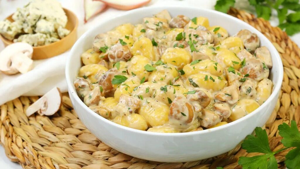 Сырные кнедлики с шампиньонами в лимонно-беконной подливе