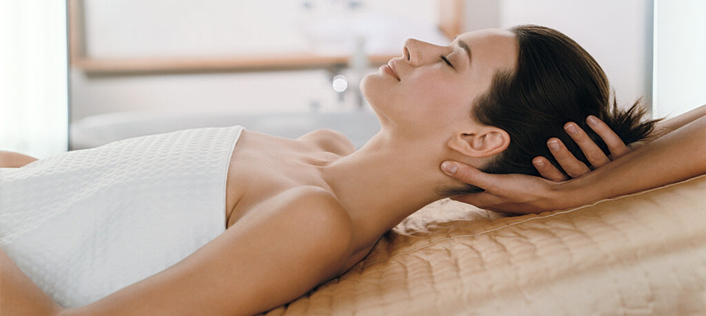 Омолодить лицо за 1-2 минуты, расслабиться и избавиться от бессонницы: делаем массаж затылка