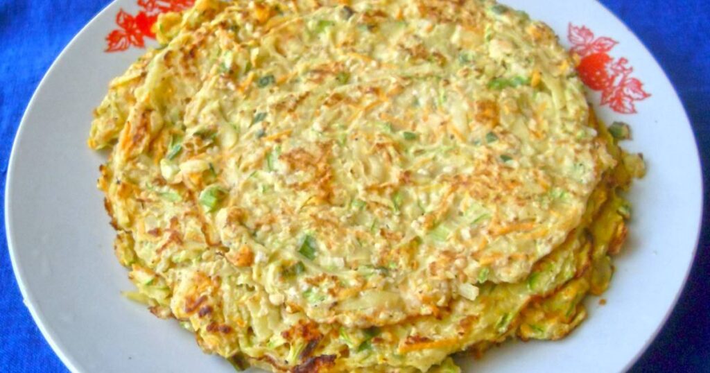 Заливаем красный лук яйцом и добавляем редьку. Овощные блины на замену надоевшим гарнирам