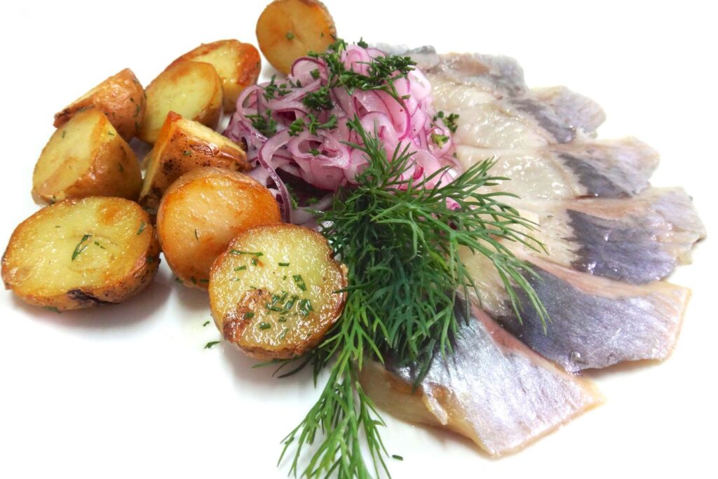 Славянская картошка с селедкой и клюквой