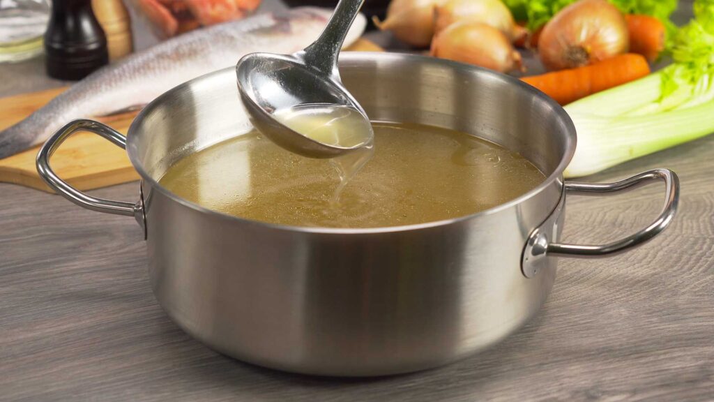 Приготовить наваристый бульон легко: нужно лишь знать, когда положить мясо в кастрюлю