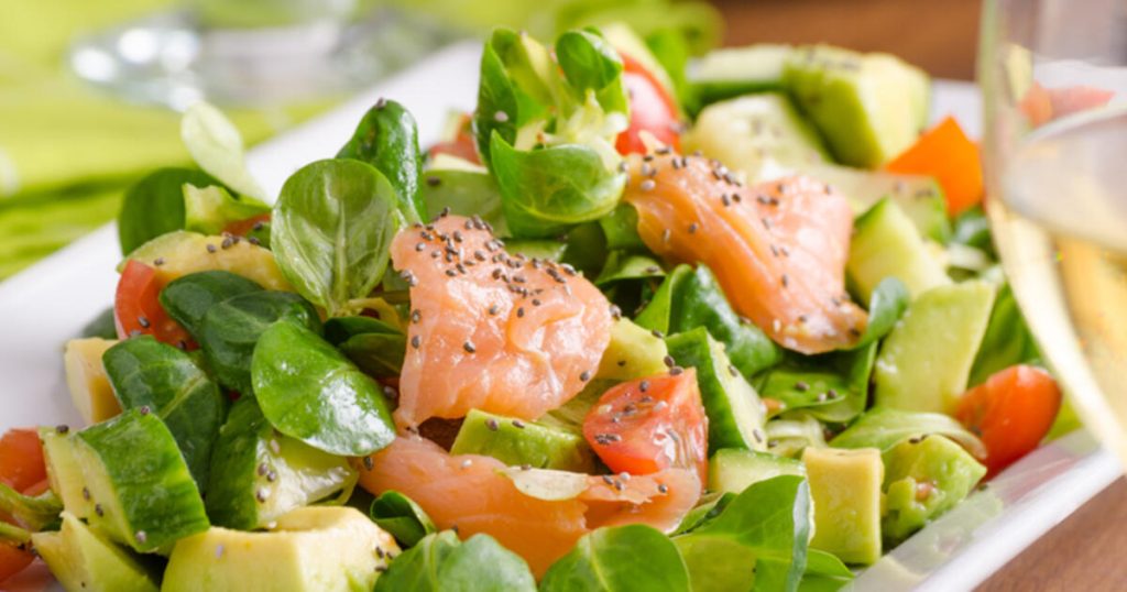 Быстрый салат с красной рыбой и авокадо: легкий и полезный перекус