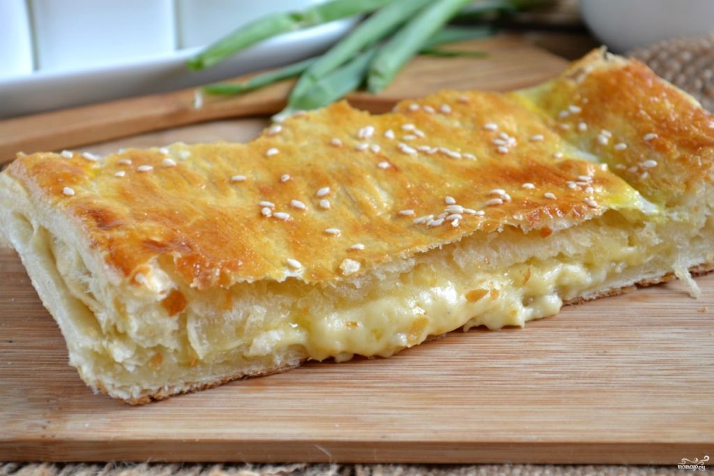 Слоеный пирог с сыром