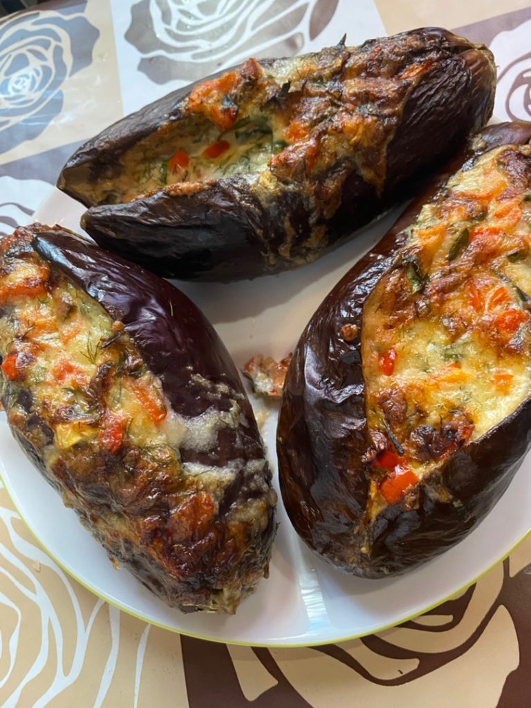 Битые баклажаны с сыром и помидорами