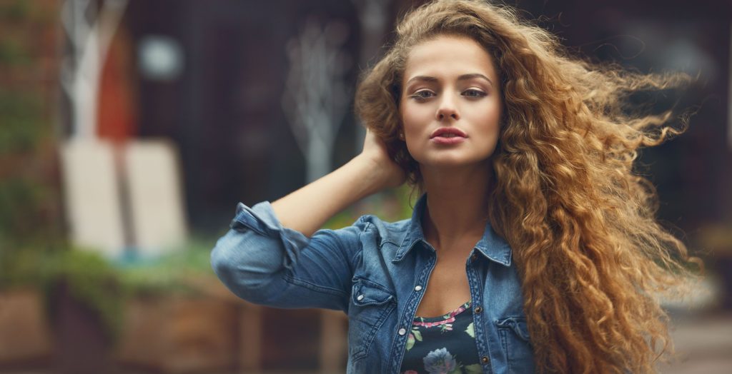 Кудрявый метод: как правильно мыть, жамкать и сушить непокорные волнистые волосы