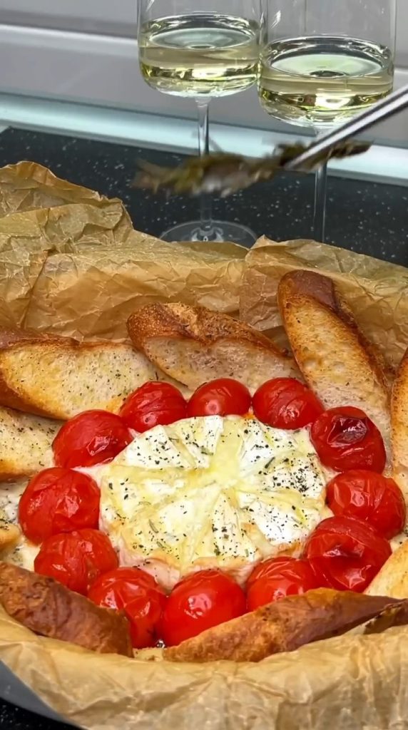 Сыр Камамбер в духовке с багетом