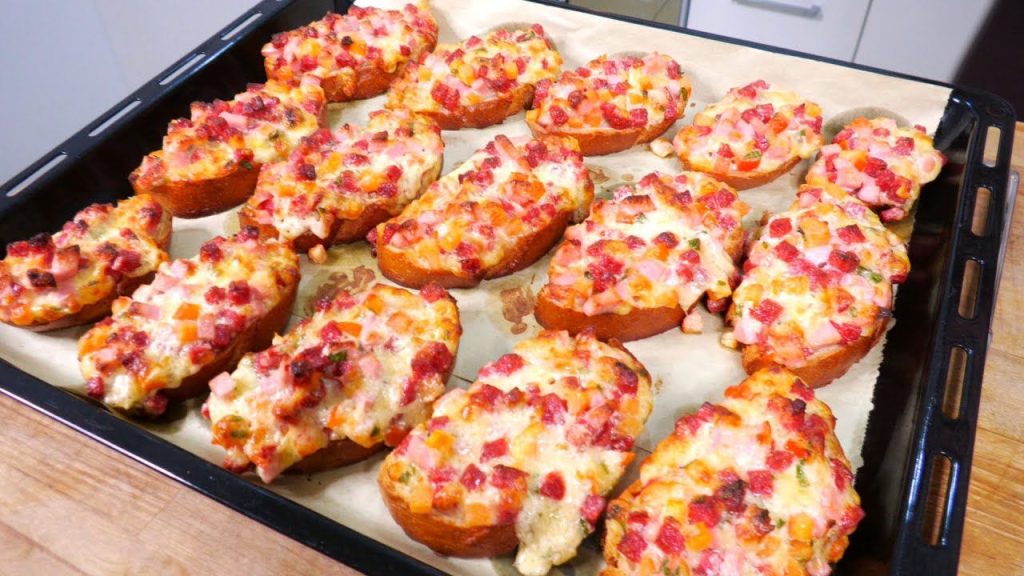 Горячие бутерброды в духовке с колбасой и сыром на батоне