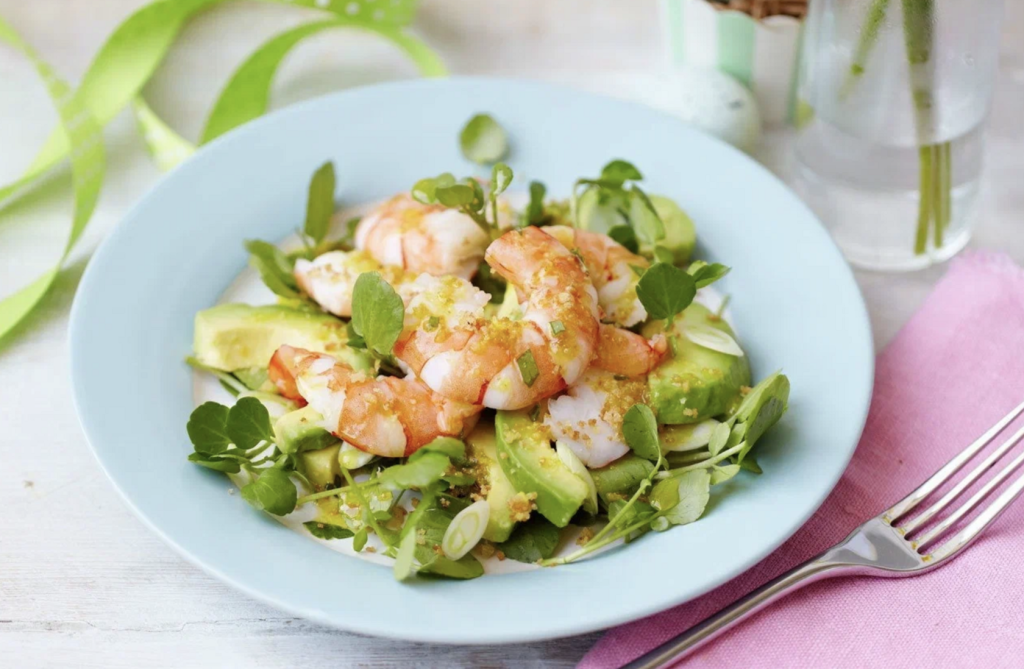 Зеленый салат с креветками, яблоком и сыром