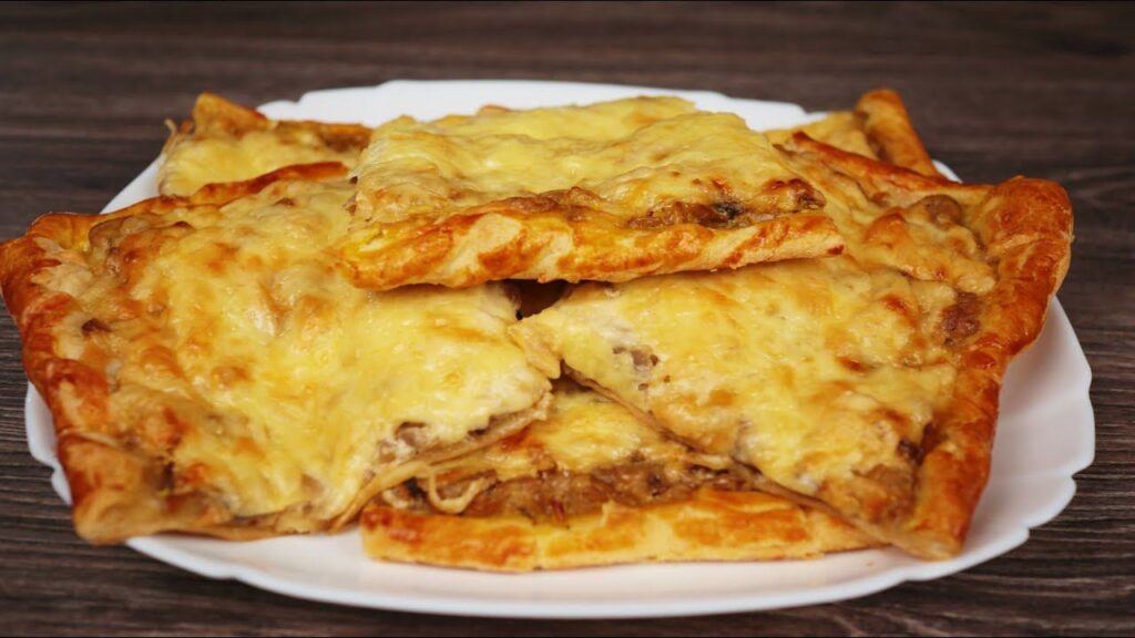 Наш дежурный рецепт пирога из слоеного теста: до чего же просто он готовится! Пальчики оближешь и добавки попросишь