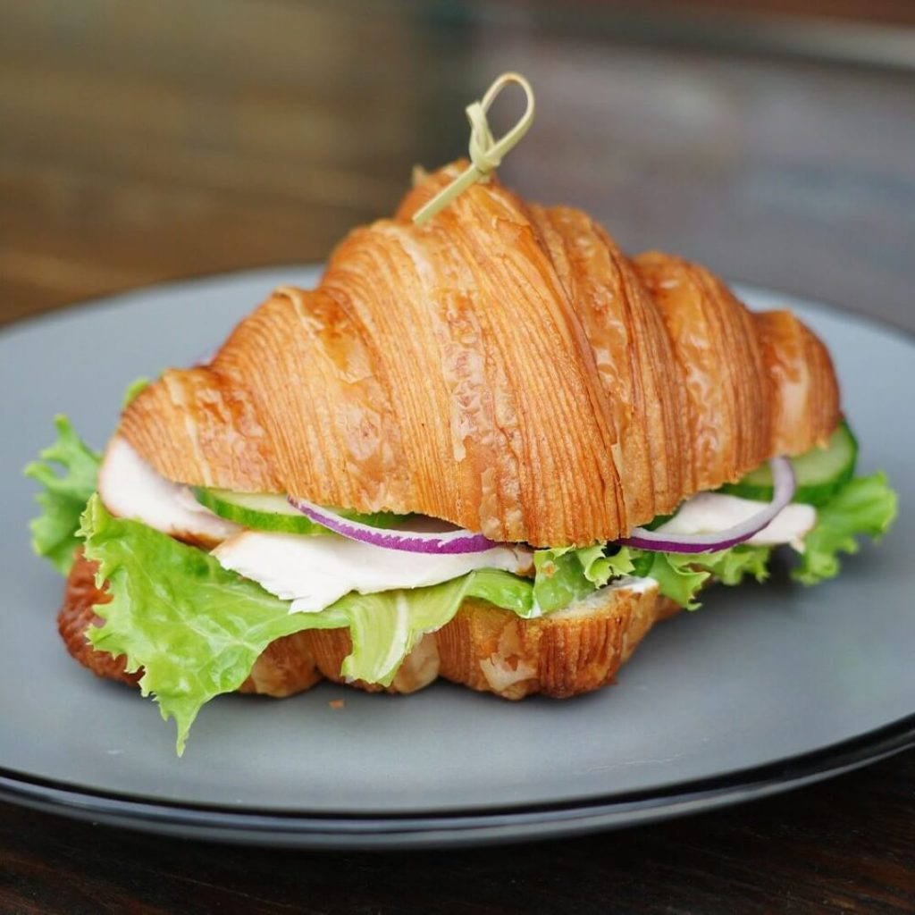 Сэндвичи из круассанов с курицей