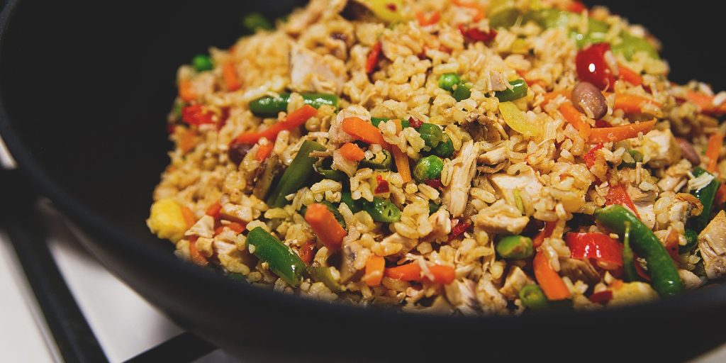 Жареный рис с овощами и острыми колбасками