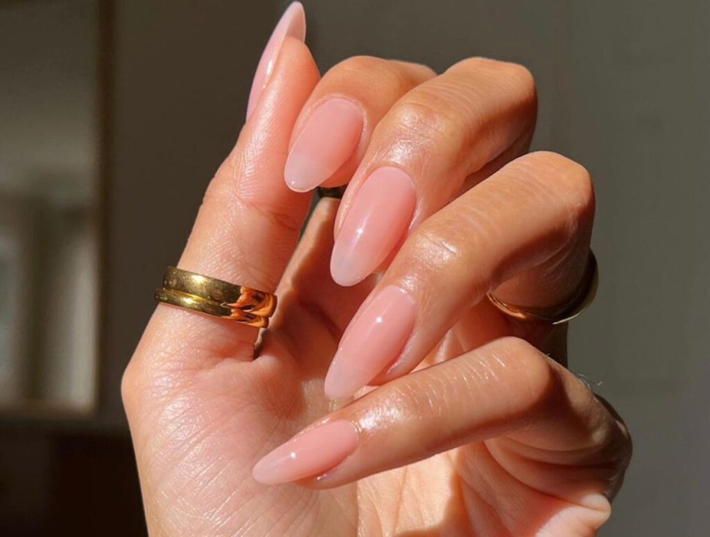 Закат на кончиках пальцев: яркий маникюр на лето