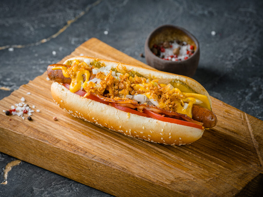 Острые мини-хот-доги в сырной лепешке — закуска с характером