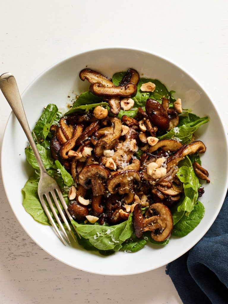 Тёплый салат из запеченных лесных грибов и фризе