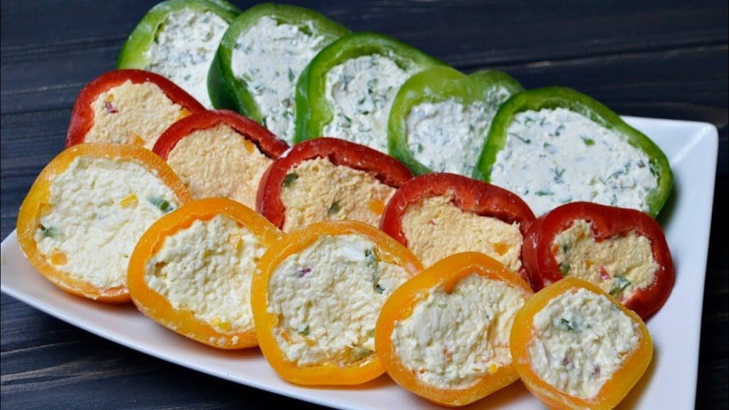 Болгарский перец, фаршированный творогом и чесноком