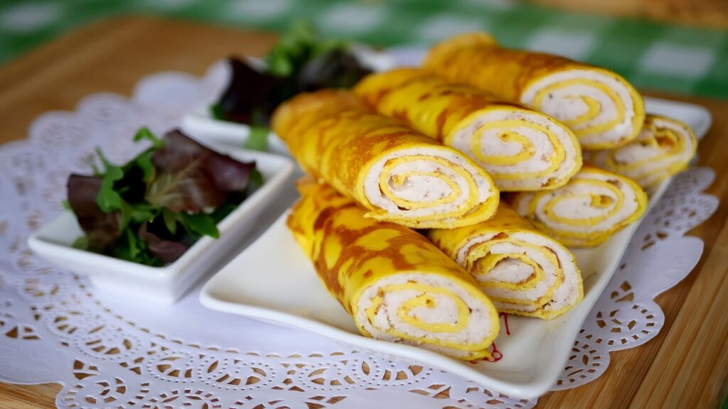 Закусочные рулетики с яичной начинкой: отличный перекус на все случаи