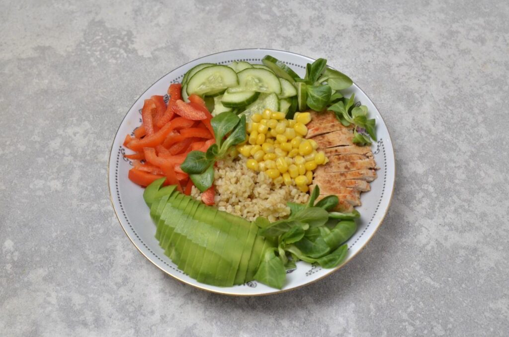 Боул с булгуром и курицей: сытно, полезно и модно