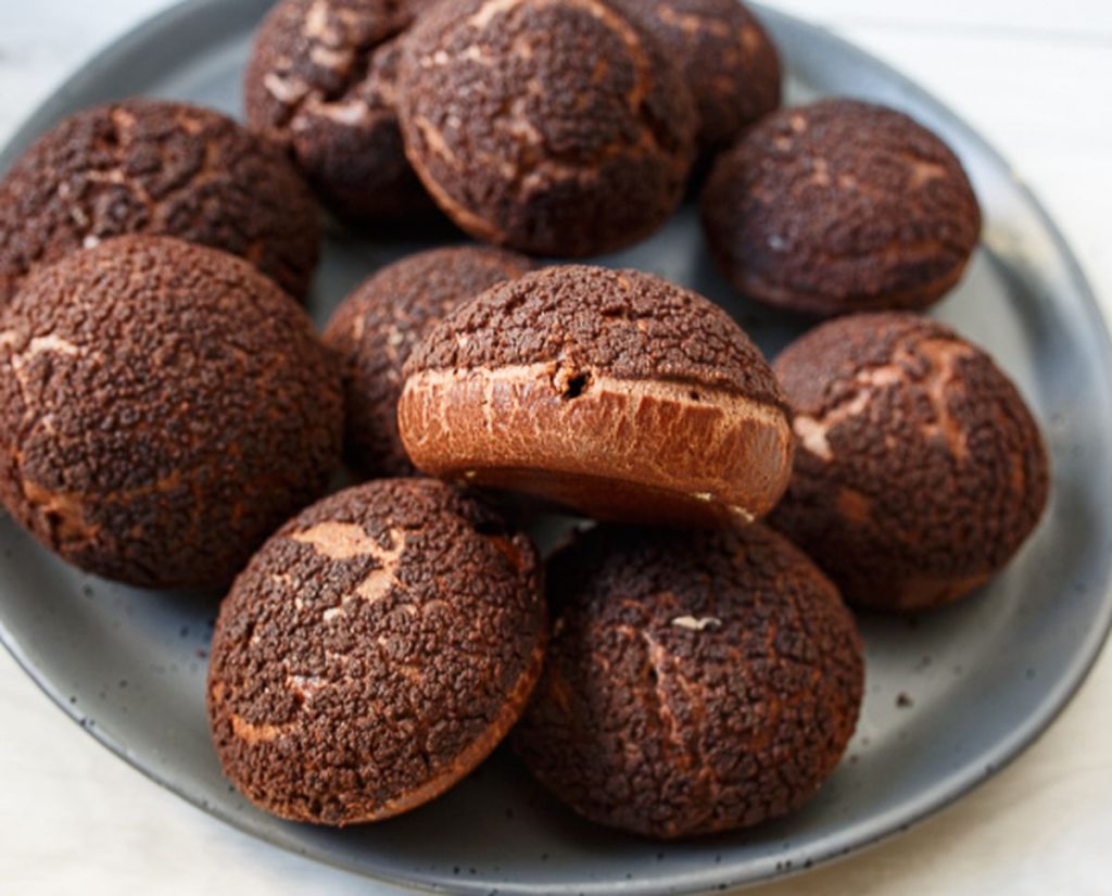 Шоколадные шу: нежное тесто с кремом и насыщенным шоколадным вкусом