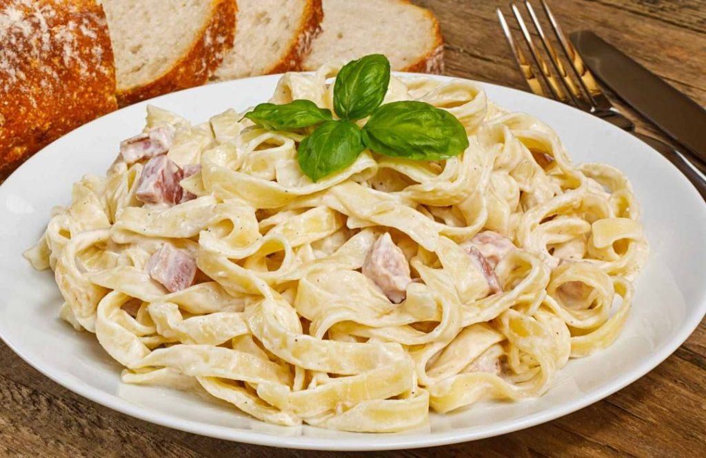 Ужин, который точно понравится мужчинам! Паста со сливками и беконом
