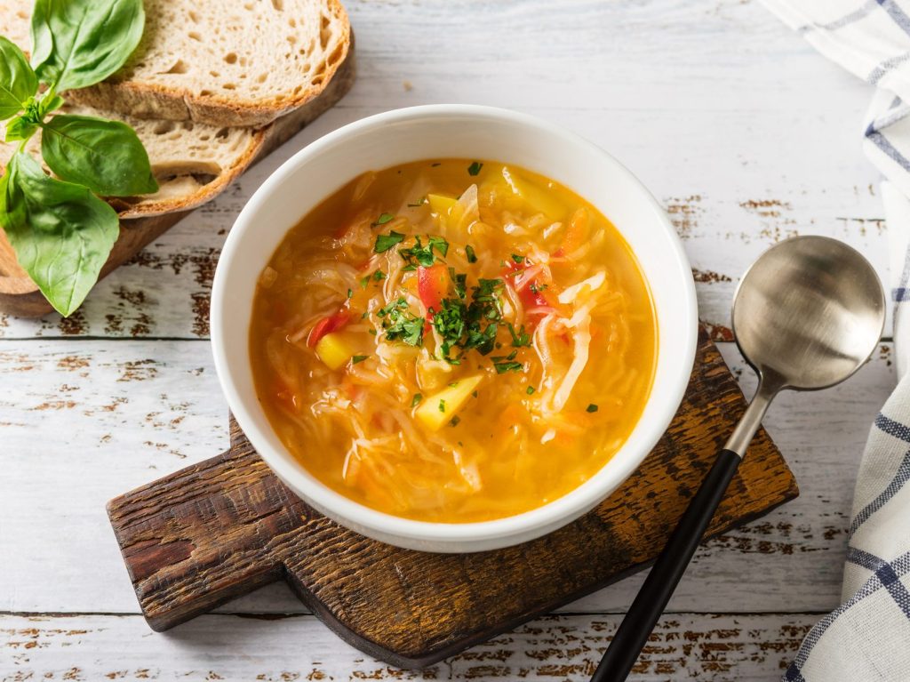 Щи из свежей капусты с курицей